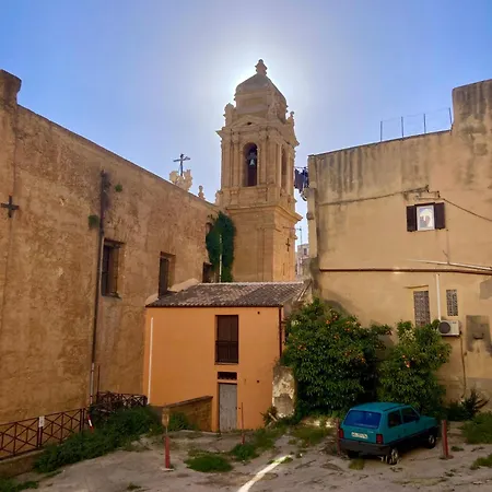 Apartment Flat - With Private Parking *